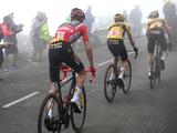 Jumbo-Visma deelt nekslag uit in Vuelta met ongekend machtsvertoon op Angliru