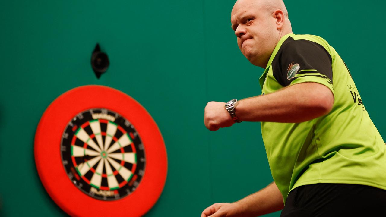 Beeld uit video: Van Gerwen plaatst zich met moeizame zege voor kwartfinale