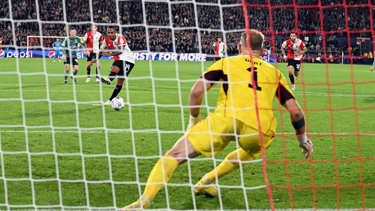 Beeld uit video: Feyenoord mist penalty en ziet tegenstander rood krijgen