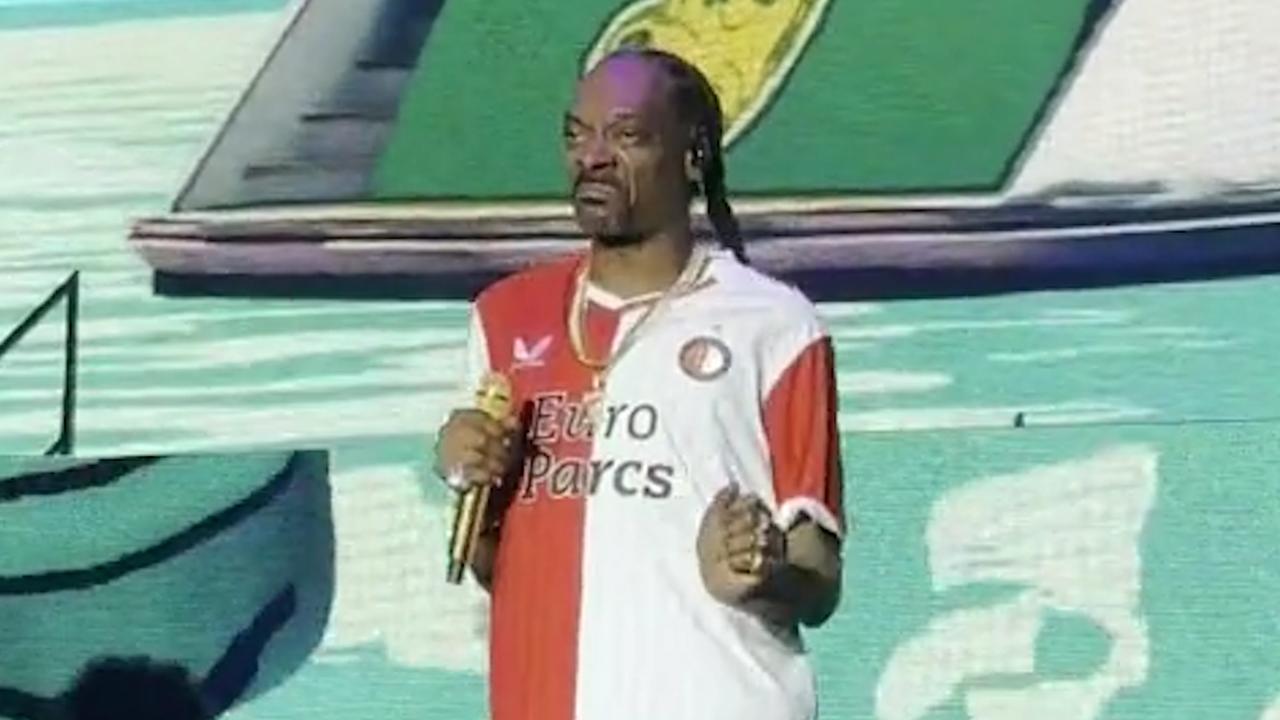 Beeld uit video: Snoop Dogg verrast fans met Feyenoord-shirt tijdens optreden
