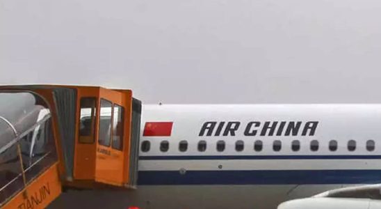Air China Flugzeug in Singapur evakuiert nachdem ein Triebwerksbrand Rauch in die