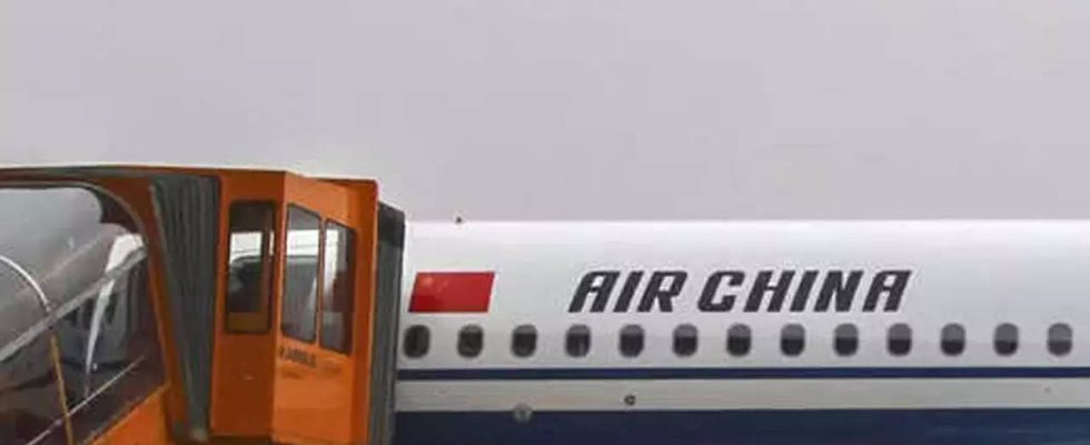Air China Flugzeug in Singapur evakuiert nachdem ein Triebwerksbrand Rauch in die