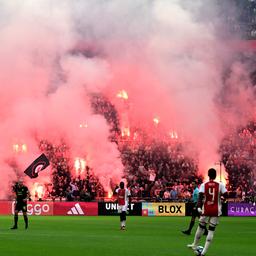 Ajax Feyenoord stoppte erneut weil Zuschauer Feuerwerkskoerper auf das Spielfeld warfen