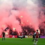 Ajax Feyenoord unterbrach kurzzeitig nachdem Zuschauer Feuerwerkskoerper auf das Spielfeld geworfen
