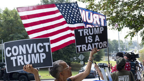 Anwaelte von Aktivisten klagen um Trump von der Wahl 2024