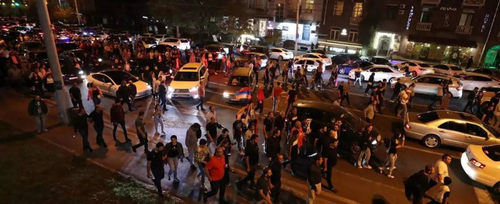 Armenien Regierungsfeindliche Demonstranten blockieren Strassen in der armenischen Hauptstadt