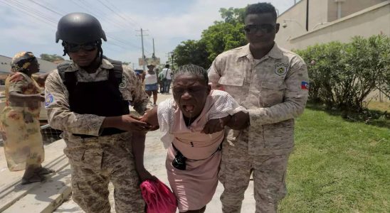 Banden Hunderte von Haitianern die vor Banden fliehen schlagen ihr