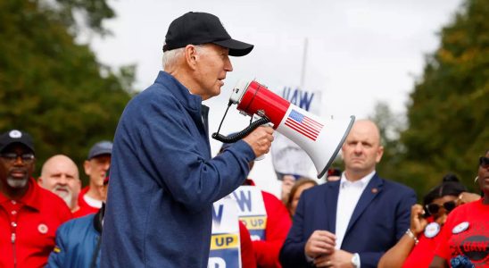 Biden schreibt Geschichte indem er sich den streikenden US Automobilarbeitern anschliesst