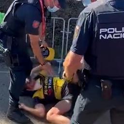 Bizarre Bilder bei Vuelta Jumbo Visma Betreuer bekommt Aerger mit der Polizei