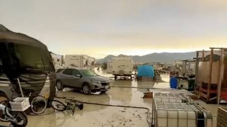 Burning Man Besucher stranden in der Wueste VIDEOS – Unterhaltung