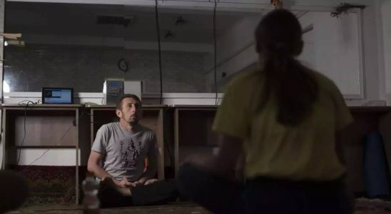 Chaos Yoga in einem Keller hilft Menschen in einer ukrainischen