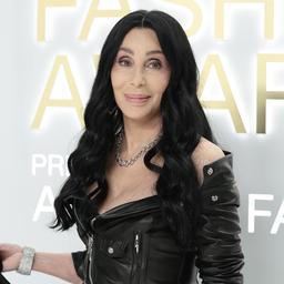 Cher wird beschuldigt Maenner angeheuert zu haben um einen erwachsenen