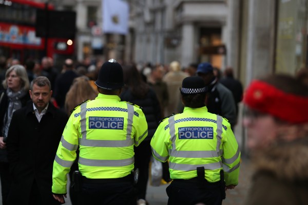 Daten von britischen Polizeibeamten bei Cyberangriff auf Ausweislieferant gestohlen
