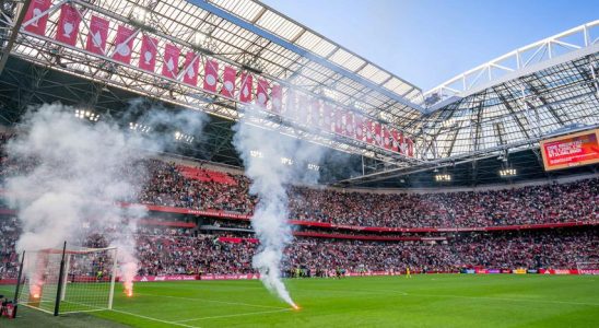 Der Klassiker zwischen Ajax und Feyenoord wurde aufgrund von Feuerwerksvorfaellen