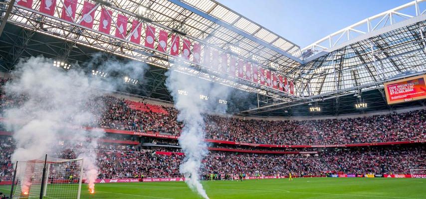 Der Klassiker zwischen Ajax und Feyenoord wurde aufgrund von Feuerwerksvorfaellen