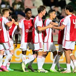 Der junge Ajax ueberreicht den ersten Sieg gegen den FC