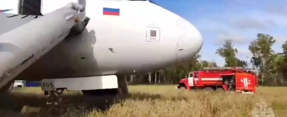Der russische Airbus A320 macht eine Notlandung im sibirischen Feld