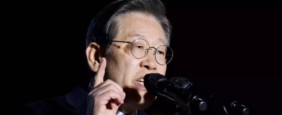 Der suedkoreanische Oppositionsfuehrer Lee Jae myung beendet seinen 24 taegigen Hungerstreik