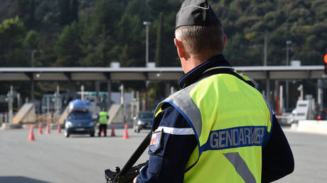 Die Fluechtlingskrise veranlasst Frankreich Militaer an die italienische Grenze zu