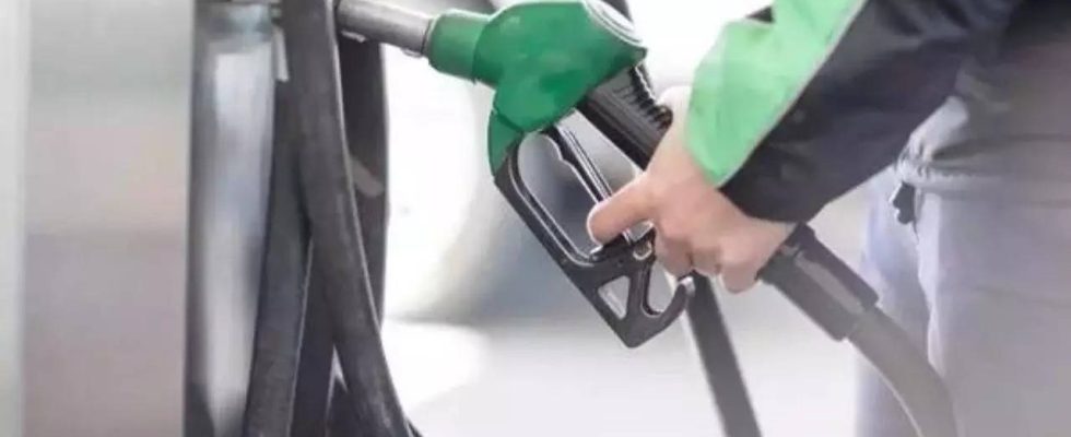 Die pakistanische Uebergangsregierung erhoeht den Benzinpreis um fast 15 Rupien