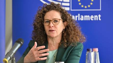 EU Staaten wenden „totalitaere Methoden an um Journalisten auszuspionieren – MdEP