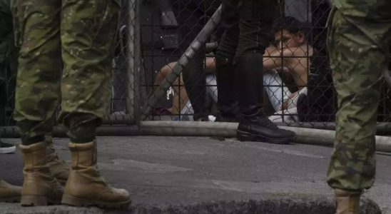 Ecuador Haeftlinge halten 57 Wachen fest Polizisten als Geiseln Minister