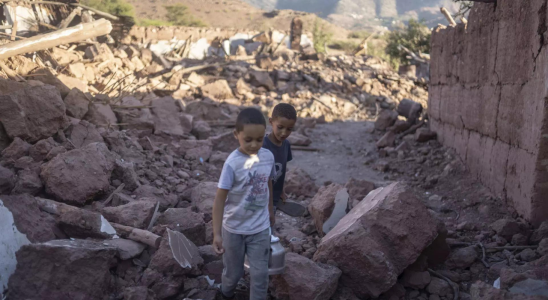 Erdbeben in Marokko toetet mehr als 1300 Menschen Ueberlebende schlafen