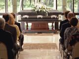 Familie erhaelt Entschaedigung nach Beerdigung mit falscher Person im Sarg