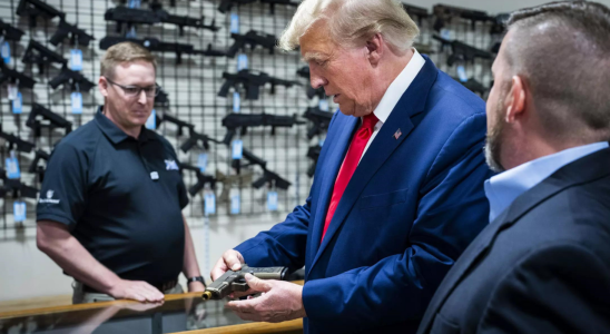 Geschaeft Trump teilt einem Waffengeschaeft mit dass er gerne eine