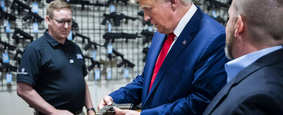 Geschaeft Trump teilt einem Waffengeschaeft mit dass er gerne eine