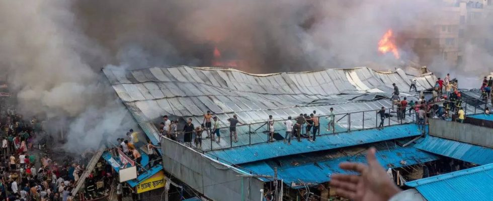 Hunderte Geschaefte wurden bei Marktbrand in Bangladesch zerstoert