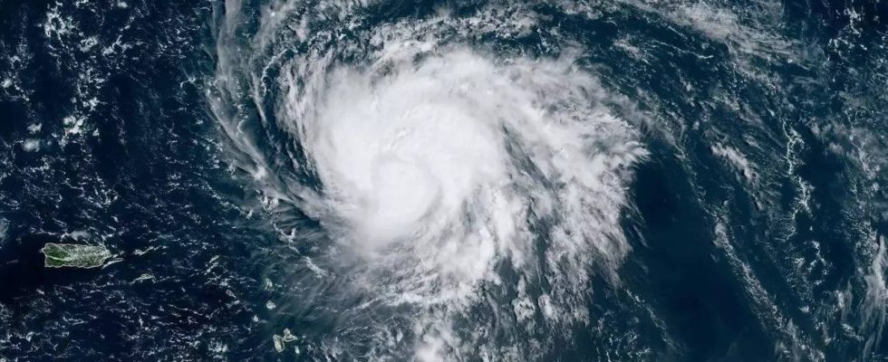 Hurrikan Lee wirbelt durch offene Gewaesser auf seinem Weg in