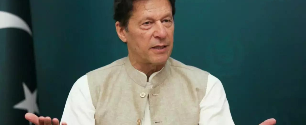Imran Khan Imran Khan wurde vom Attock Gefaengnis in das Adiala Gefaengnis