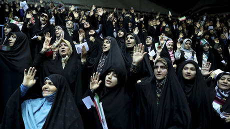 Iranische Abgeordnete befuerworten zehnjaehrige Haftstrafen wegen „Enthuellung von Kleidung –