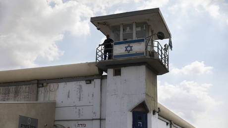 Israelische Wachen werden wegen „intimer Beziehungen zu Terror Straefling angeklagt –