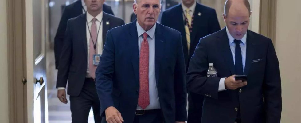 Kevin McCarthy sieht sich als Sprecher des US Repraesentantenhauses trotz Amtsenthebungsbemuehungen