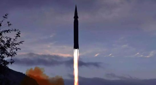 Kim Jong Un Nordkorea feuert ballistische Rakete ab waehrend Fuehrer
