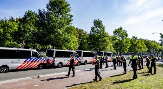 Klimaaktivisten blockieren erneut A12 in Den Haag Polizei setzt Wasserwerfer