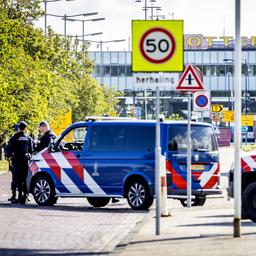 Mann springt nach Festnahme am Rotterdamer Flughafen aus fahrendem Haftwagen