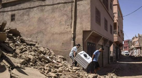 Marokkanische Rettungskraefte beeilen sich Ueberlebende zu finden da die Zahl