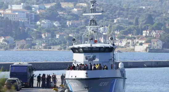 Mehr als 150 Migranten in kleinen Booten vor den griechischen.webp