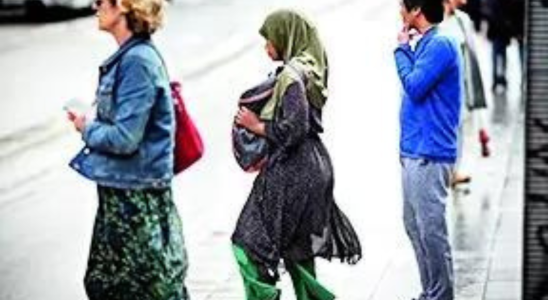 Muslimische Frauen Franzoesische Schulen schicken Maedchen zurueck weil sie Abaya