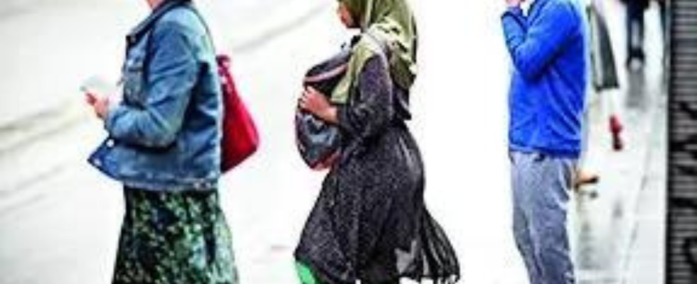 Muslimische Frauen Franzoesische Schulen schicken Maedchen zurueck weil sie Abaya