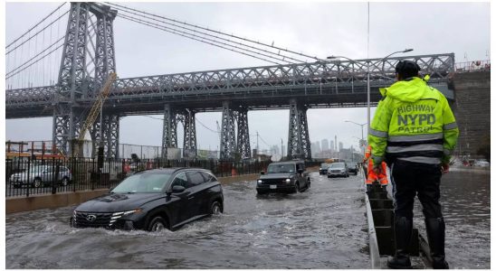 New York wurde von rekordverdaechtigen Regenfaellen ueberrascht und ueberschwemmt da