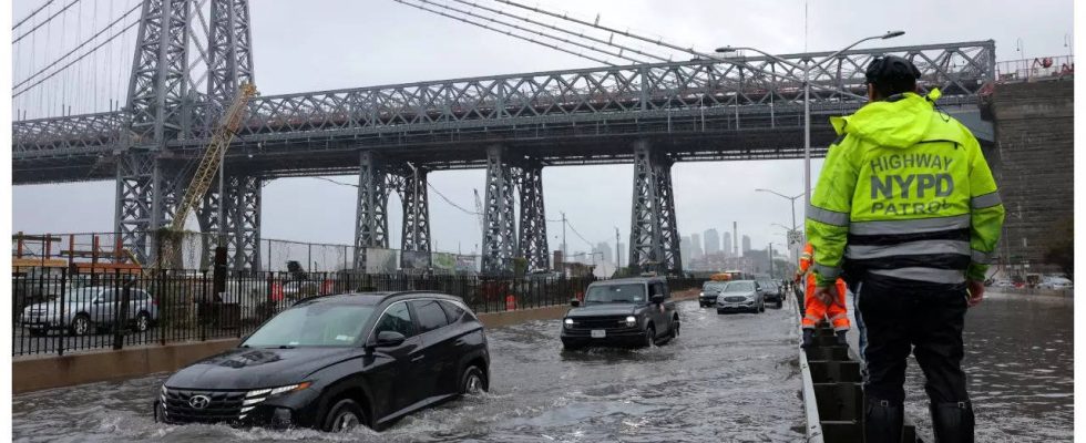 New York wurde von rekordverdaechtigen Regenfaellen ueberrascht und ueberschwemmt da