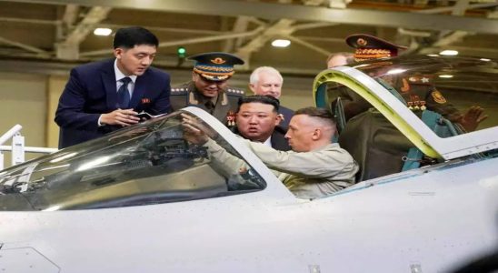 Nordkoreas Kim wirft einen genauen Blick auf russische Kampfflugzeuge waehrend