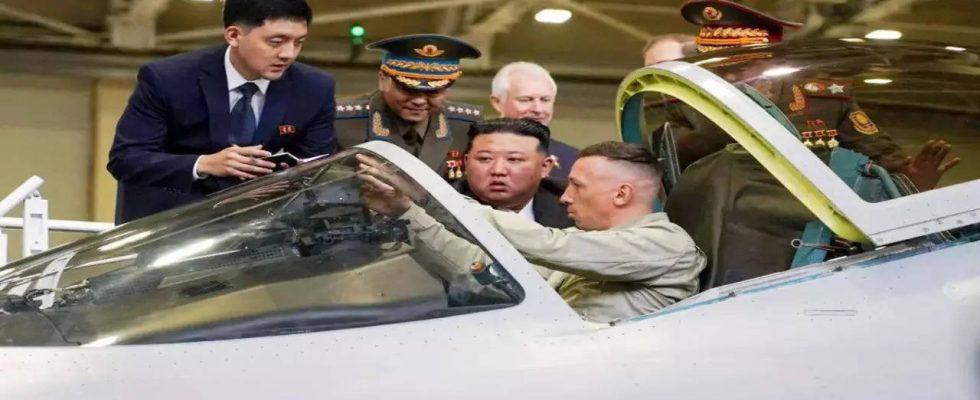 Nordkoreas Kim wirft einen genauen Blick auf russische Kampfflugzeuge waehrend