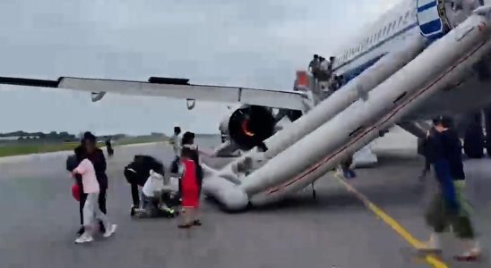 Passagiere verlassen Air China Flugzeug nach Triebwerksbrand ueber Notrutsche