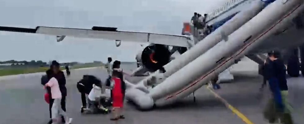 Passagiere verlassen Air China Flugzeug nach Triebwerksbrand ueber Notrutsche
