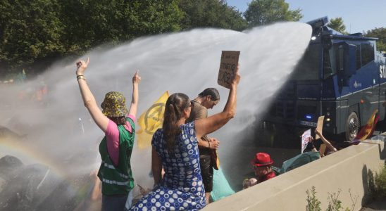 Polizei setzt Wasserwerfer bei XR Klimaprotest auf der A12 in Den